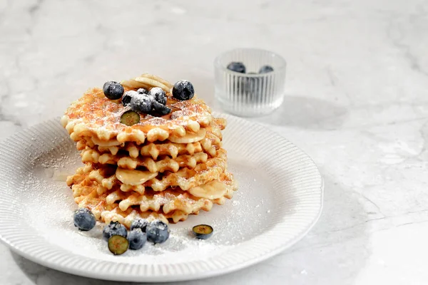 Ein Stapel Waffeln Mit Blaubeeren Und Honig Hochwertiges Foto — Stockfoto