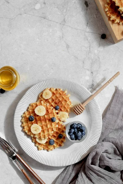 Waffeln Mit Blaubeeren Und Honig Auf Hellem Hintergrund Hochwertiges Foto — Stockfoto