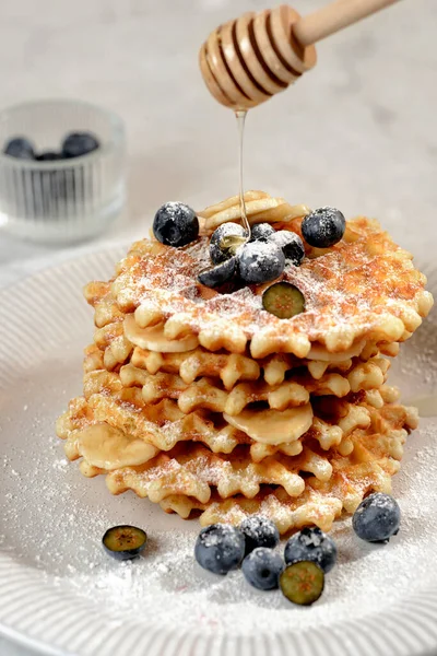 Ein Stapel Waffeln Mit Blaubeeren Und Honig Hochwertiges Foto — Stockfoto