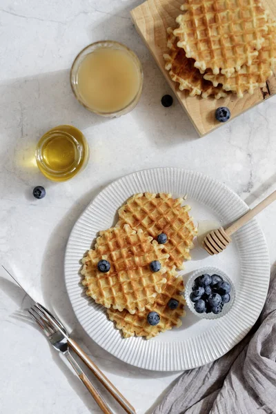 Waffeln Mit Blaubeeren Und Honig Auf Hellem Hintergrund Hochwertiges Foto — Stockfoto