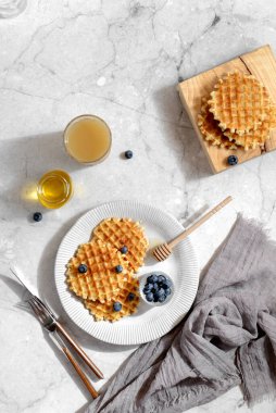 Hafif arkaplanda yaban mersinli ve ballı waffle. Yüksek kalite fotoğraf