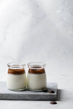 Kavanozda çikolatalı panna cotta. Yüksek kalite fotoğraf