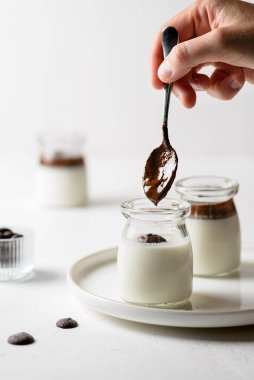 Kavanozda çikolatalı panna cotta. Yüksek kalite fotoğraf