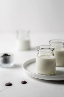 Panna cotta hafif arka planda bir kavanozda. Yüksek kalite fotoğraf