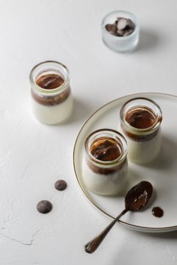 Kavanozda çikolatalı panna cotta. Yüksek kalite fotoğraf