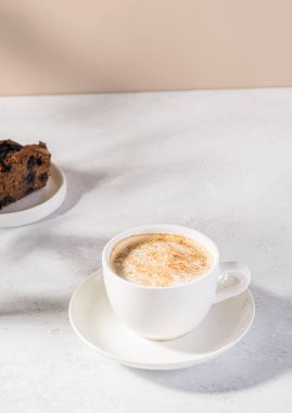 Süt ve tarçınlı bir fincanda kahve. Yüksek kalite fotoğraf