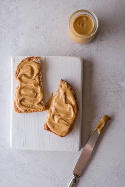 Arka planda fıstık ezmeli ekmek. Yüksek kalite fotoğraf
