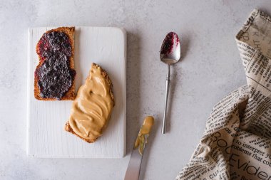 Çilek reçelli ekmek ve fıstık ezmesi. Yüksek kalite fotoğraf