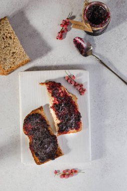 Gri arka planda böğürtlen reçeli ekmek. Yüksek kalite fotoğraf