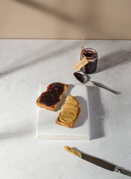 ベリージャムとピーナッツバターでパン 高品質の写真 — ストック写真