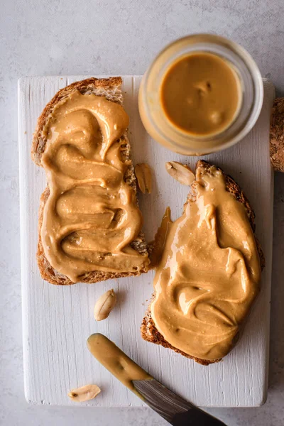 背景にピーナッツバターのパン 高品質の写真 ロイヤリティフリーのストック写真