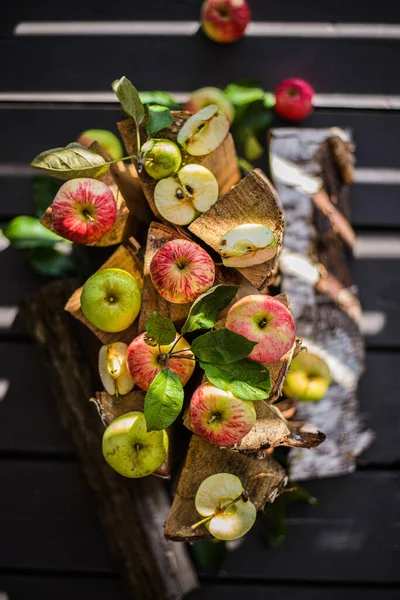 Wiejskie jabłka z ogrodu z liśćmi — Zdjęcie stockowe
