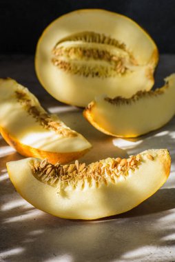 Arka planda doğranmış kavun