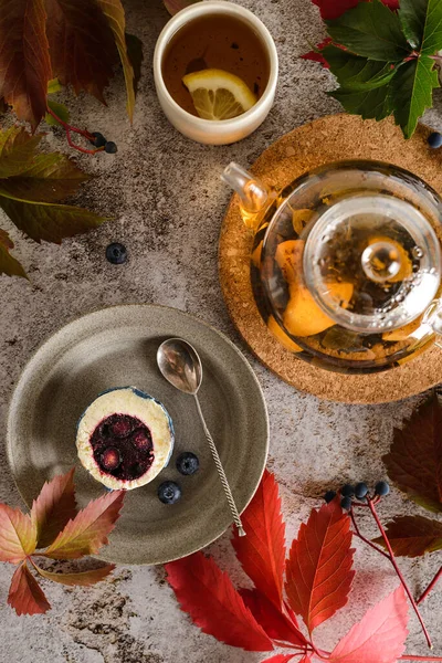 Teekanne Mit Kuchen Herbstblättern Hochwertiges Foto — Stockfoto