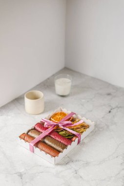 Hafif arka planda bir tabakta pastil. Yüksek kalite fotoğraf