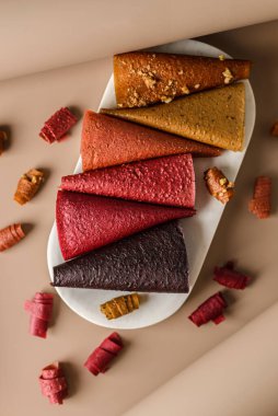 Bej arka planda pastiller ve kurutulmuş meyveler. Yüksek kalite fotoğraf