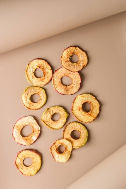 Bej arka planda pastiller ve kurutulmuş meyveler. Yüksek kalite fotoğraf