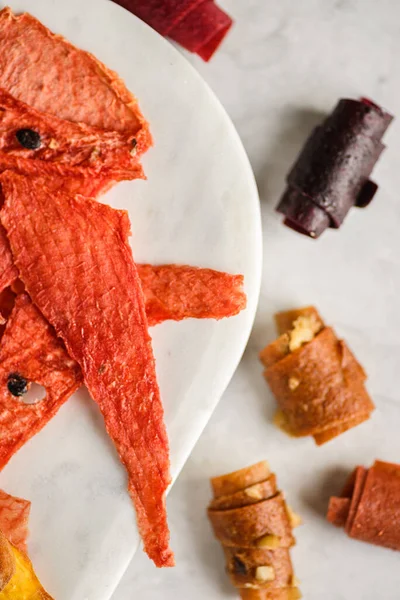 Kurumuş meyve ve mermer bir arka planda pastil. Yüksek kalite fotoğraf