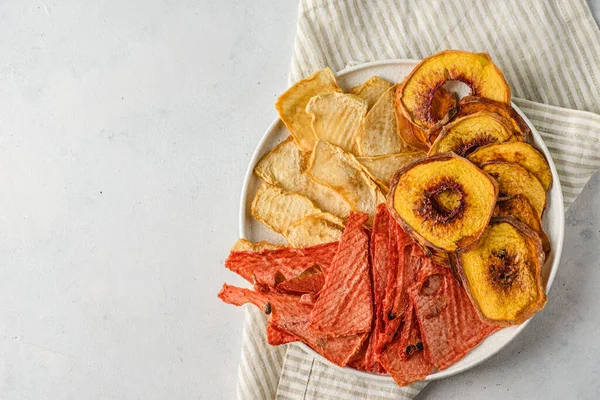 Torkade frukter och pastiller på marmor bakgrund — Stockfoto