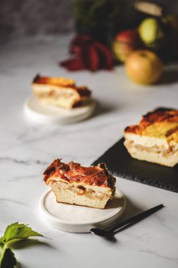 elmalı süzme peynir güveci.