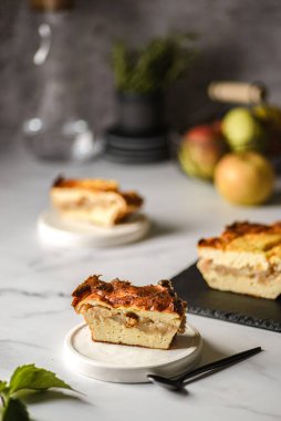 elmalı süzme peynir güveci.