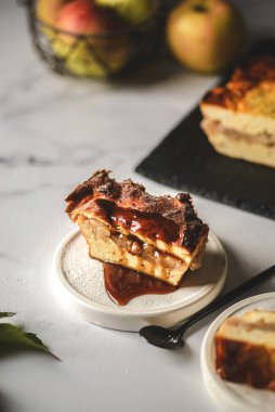 elmalı süzme peynir güveci.