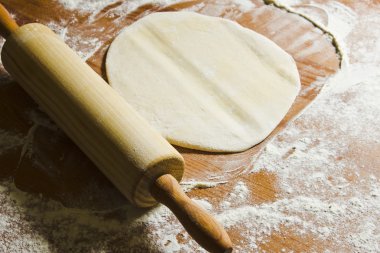 Yumurta, oklava ve hamur mutfak ahşap tablo. 