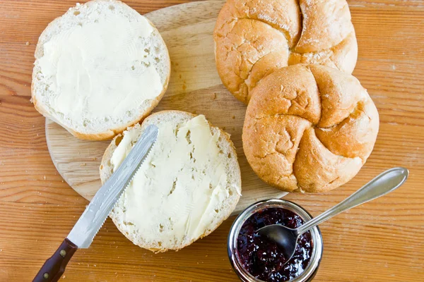 丸パン、バター、スグリは木製トレイの背景にジャムします。. — ストック写真