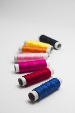 Dikiş birtakım renkli iplik ve üzerinde beyaz adam izole makas