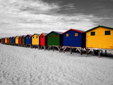 Sunrise Beach üzerinde parlak renkli ahşap kulübe satırı. Cape Town. Güney Afrika. 