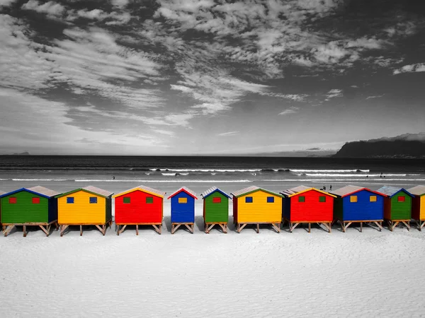 La fila di capanne in legno dai colori vivaci sulla Sunrise Beach. Città del Capo. Sudafrica . — Foto Stock