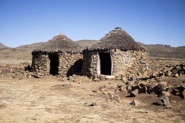 Geleneksel etnik Afrika rondavels taşlar ve saman Sani geçmek, Lesotho yanındaki terk edilmiş köyünde yapılan evler.