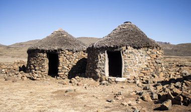 Geleneksel etnik Afrika rondavels taşlar ve saman Sani geçmek, Lesotho yanındaki terk edilmiş köyünde yapılan evler.