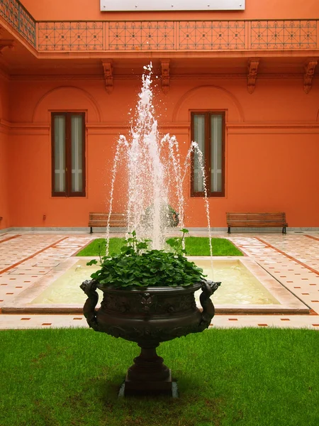 Patio with fountain in Casa Rosada — Stock Photo, Image