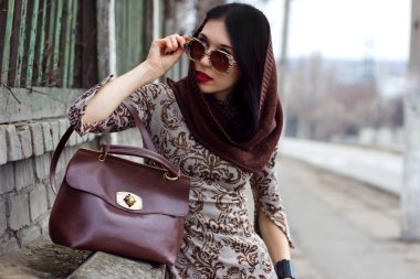 kadın sıcak giysiler positng açık havada.