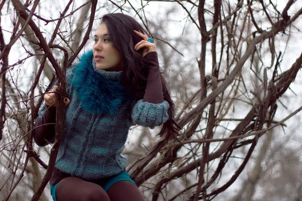 Woman in warm clothes positng outdoors. — Stock Photo, Image