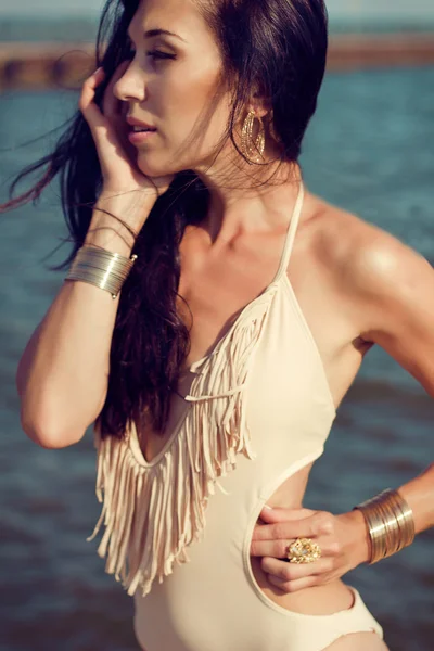 Chica tomando el sol en la playa —  Fotos de Stock