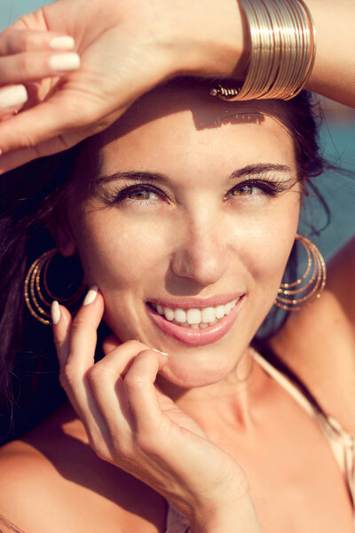 Портрет девушки крупным планом
