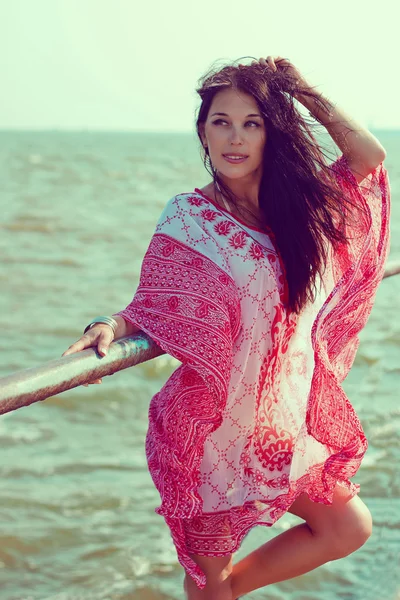 Chica tomando el sol en la playa — Foto de Stock