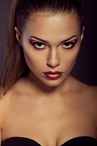 Närbild av mode porträtt. Modell för skytte. Makeup och frisyr — Stockfoto