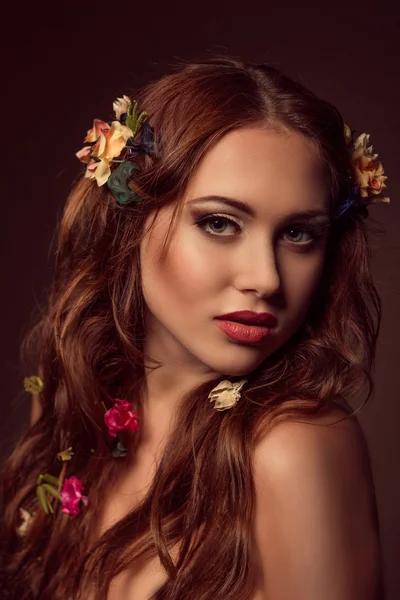 Mode portret van roodharige vrouw. Floral elementen. — Stockfoto