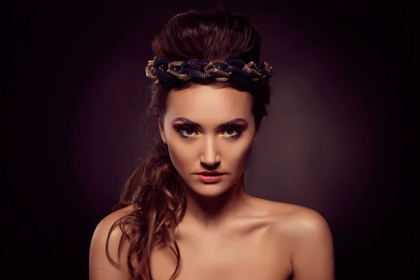 Modeporträt einer Frau mit braunen Augen. Gold-Diadem. orange gelb — Stockfoto