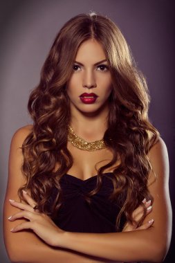 Moda portre kadar kapatın. Makyaj ve saç