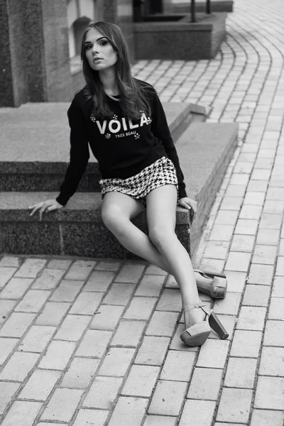 Young beautiful girl. Street fashion. Model shooting — Stock Photo, Image