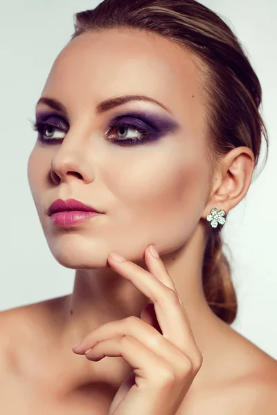 Close up fashion portrait. Model shooting. Purple makeup. — Stock Photo, Image