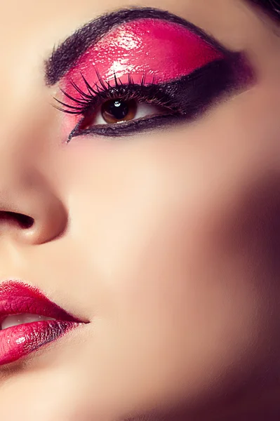 Close up fashion model portrait. Scarlet makeup. Black arrows. — Stock Photo, Image