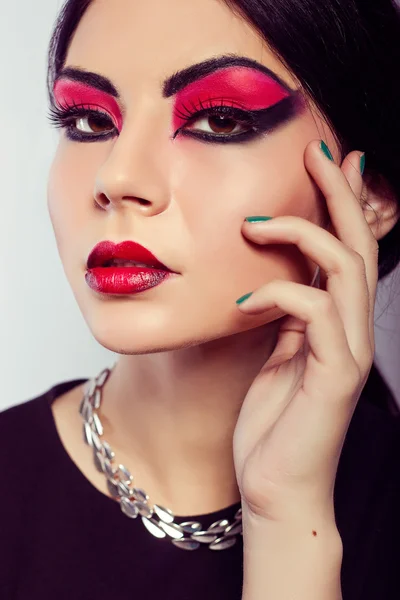 Fashion model portret. Dieprode make-up. Zwarte pijlen. — Stockfoto