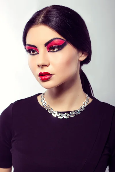 Fashion model portrait. Scarlet makeup. Black arrows. — Stock Photo, Image