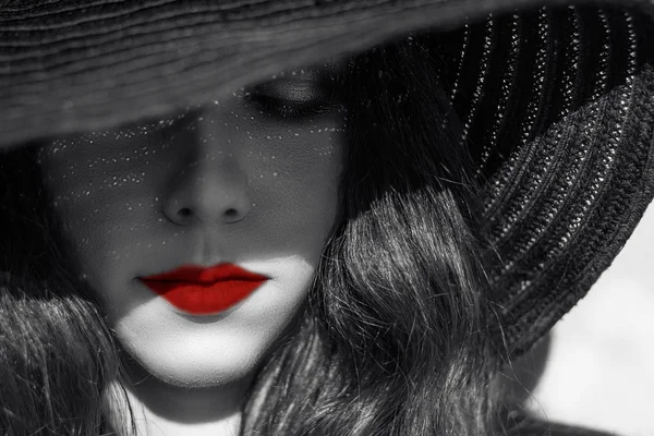 Mysterious sexy woman in black raffia hat. Red lips. — Stock Photo, Image