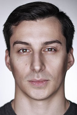 Yakın çekim yakışıklı delikanlı esmer beyaz arka plan üzerinde portresi. Moda modeli stüdyo çekim. Platon tarzı Esquire dergisi için fotoğraf. Erkeklik ve cinsellik. Lüks.